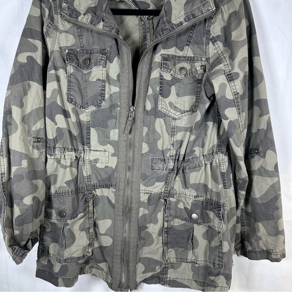 CAMO MILITARY JACKET SIZE(M) - Picture 3 of 5